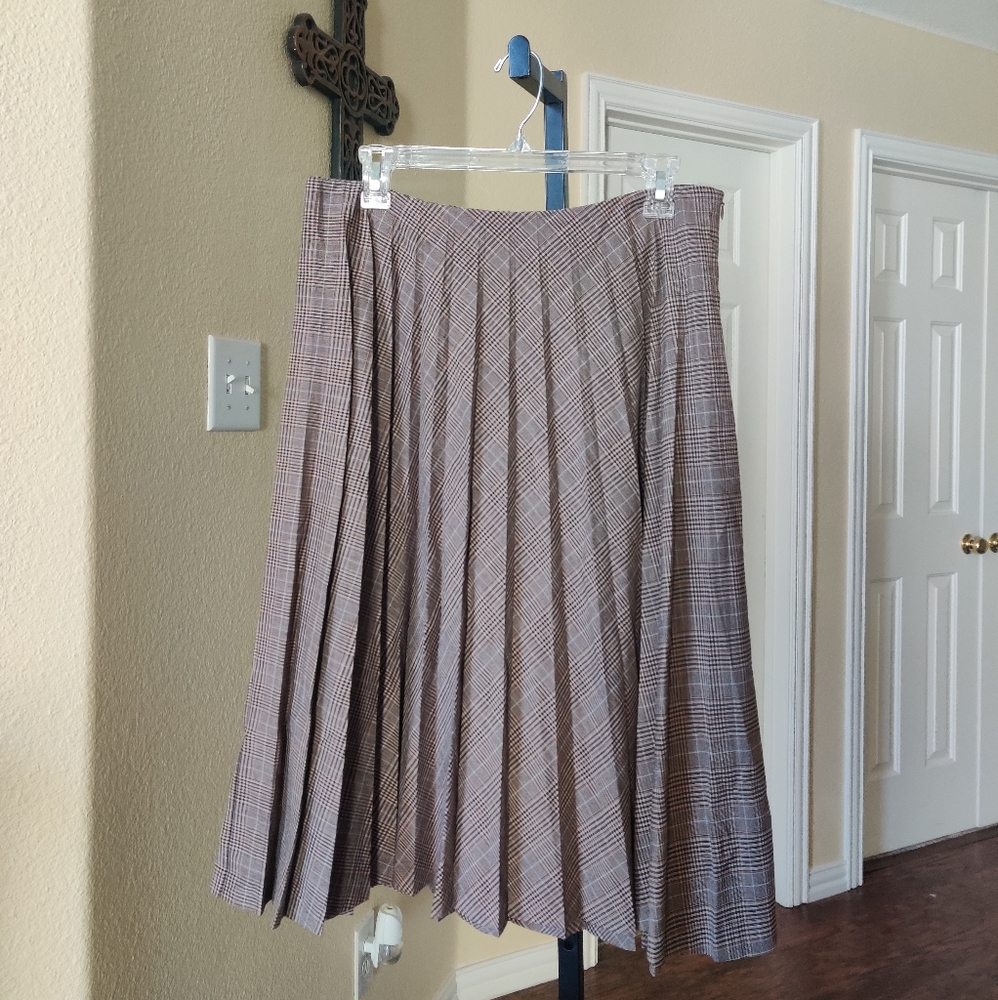 DS Essentials Classic Pleated  Plaid Brown Skirt Size 12